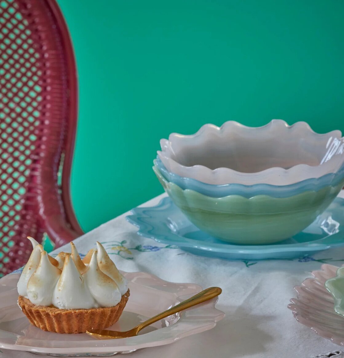 Assiett Glas Alabaster Himmelsblå från Rice på blommig duk