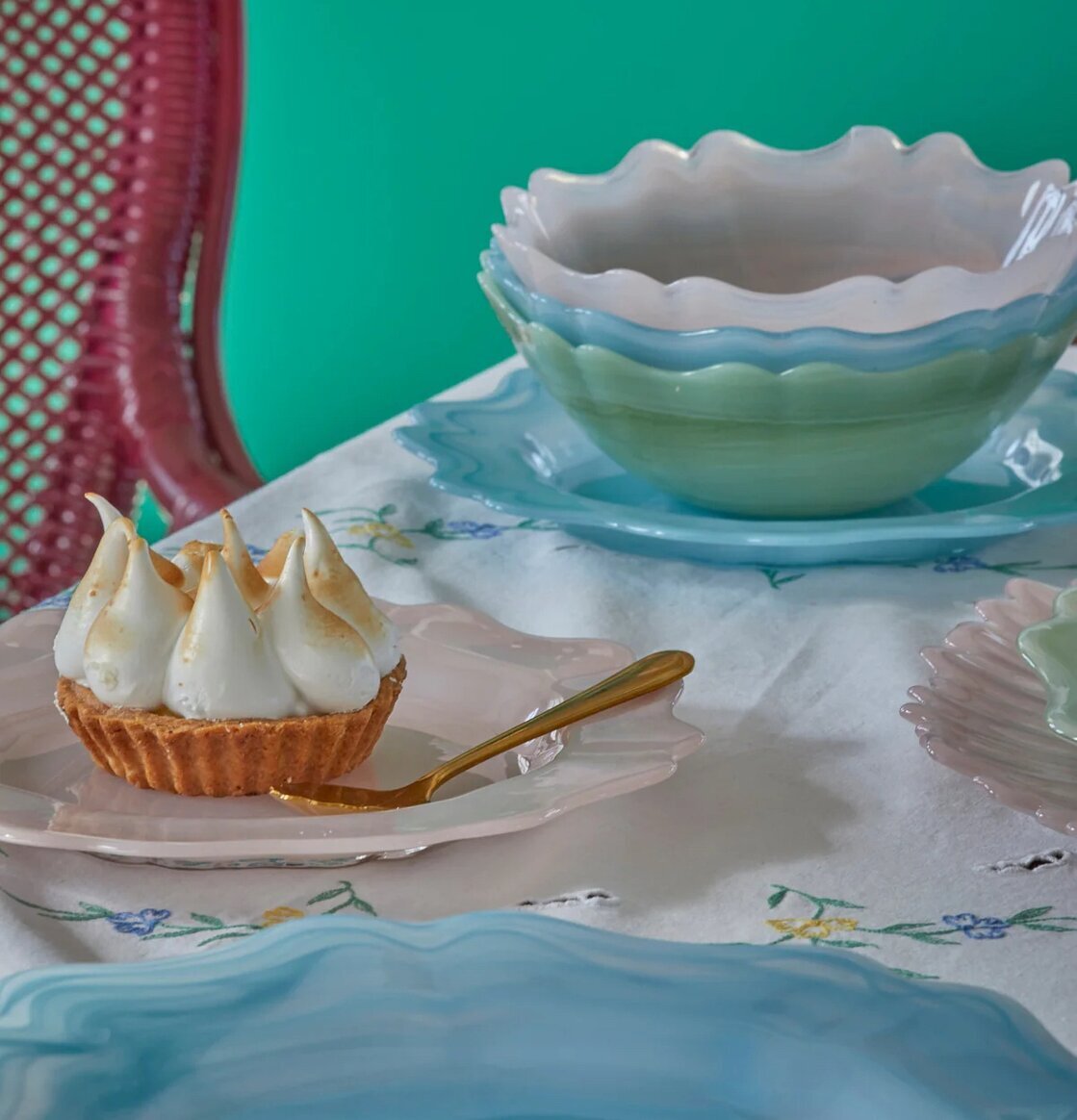 Assiett Glas Alabaster Rosa från Rice på vit duk med dessert