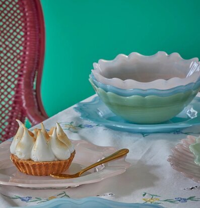 Glasskål Alabaster Himmelsblå från Rice i en färgrik dukning