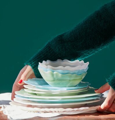 Assiett Glas Alabaster Himmelsblå från Rice i staplad dukning