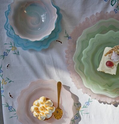 Assiett Glas Alabaster Himmelsblå från Rice på broderad duk