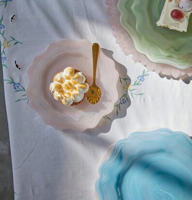 Glastallrik Alabaster Himmelsblå från Rice på broderad duk