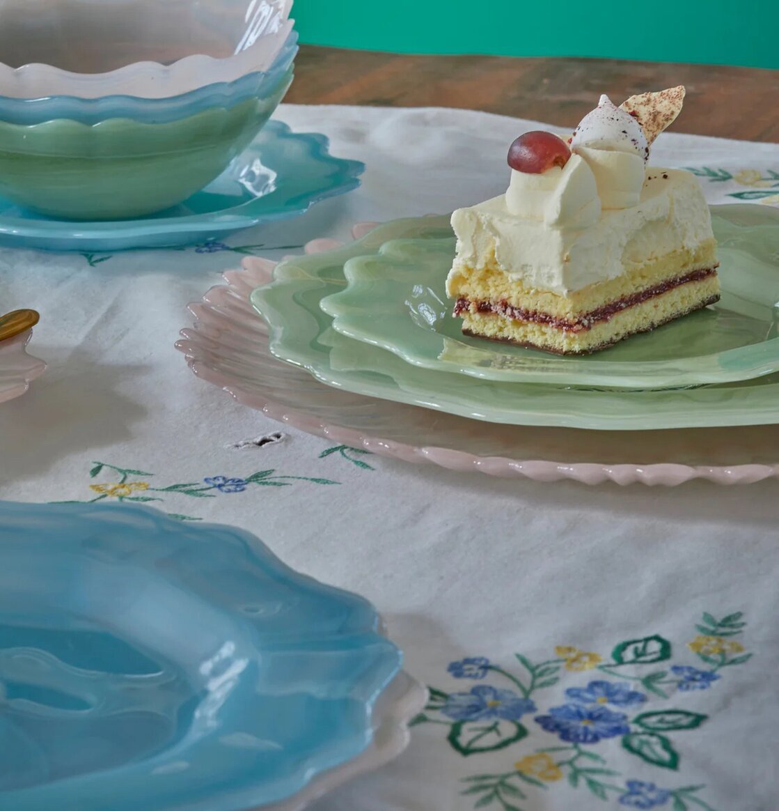 Glastallrik Alabaster Himmelsblå från Rice på vit duk