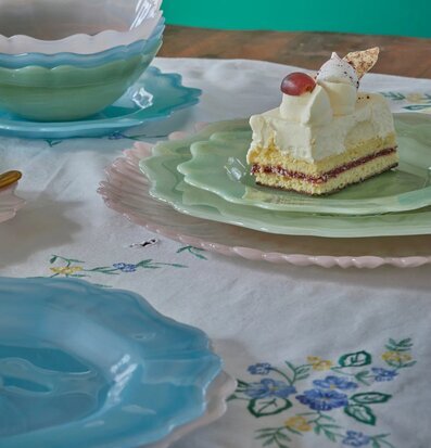 Glastallrik Alabaster Himmelsblå från Rice på vit duk