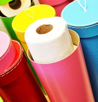 Toarullebox Rosa från La Shelf i en färgglad badrumsmiljö