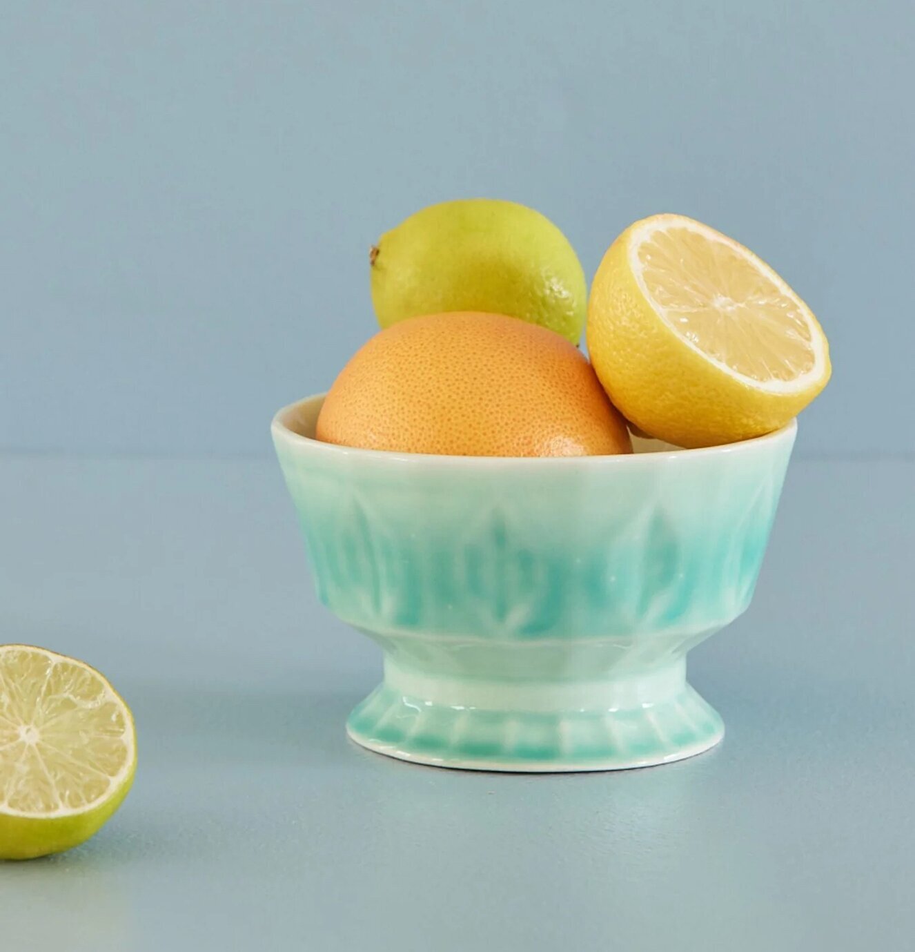 Keramikskål Aqua från Rice fylld med citrusfrukter