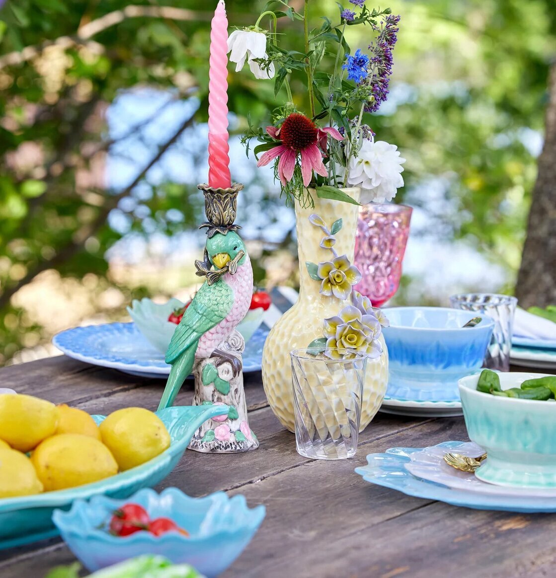 Keramikskål Himmelsblå från Rice på rustikt träbord