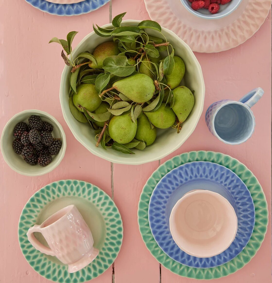 Keramikskål Rosa från Rice fylld med hallon och björnbär