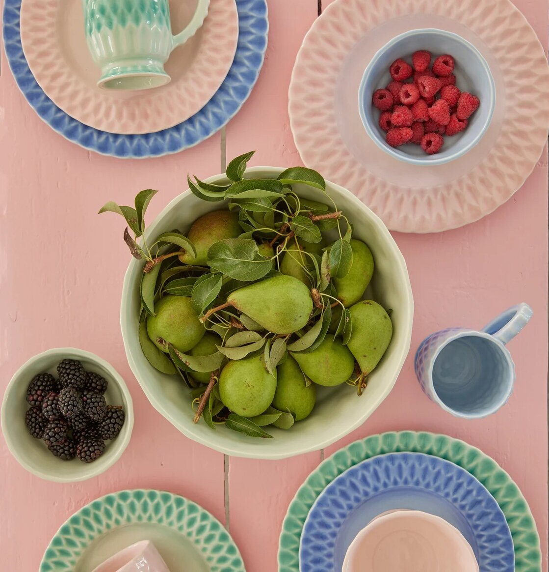 Tallrik Keramik Aqua från Rice på rosa bord med porslin