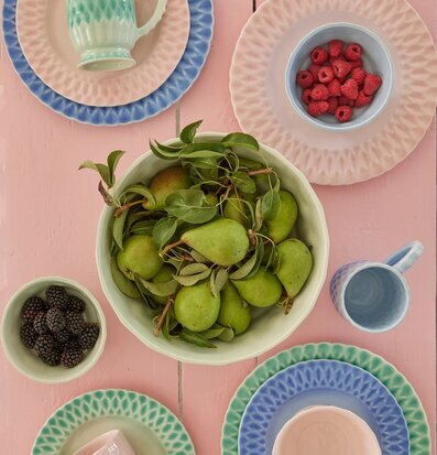 Tallrik Keramik Aqua från Rice på rosa bord med porslin