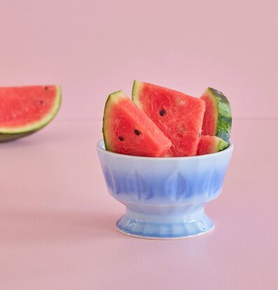 Keramikskål Himmelsblå från Rice fylld med vattenmelon