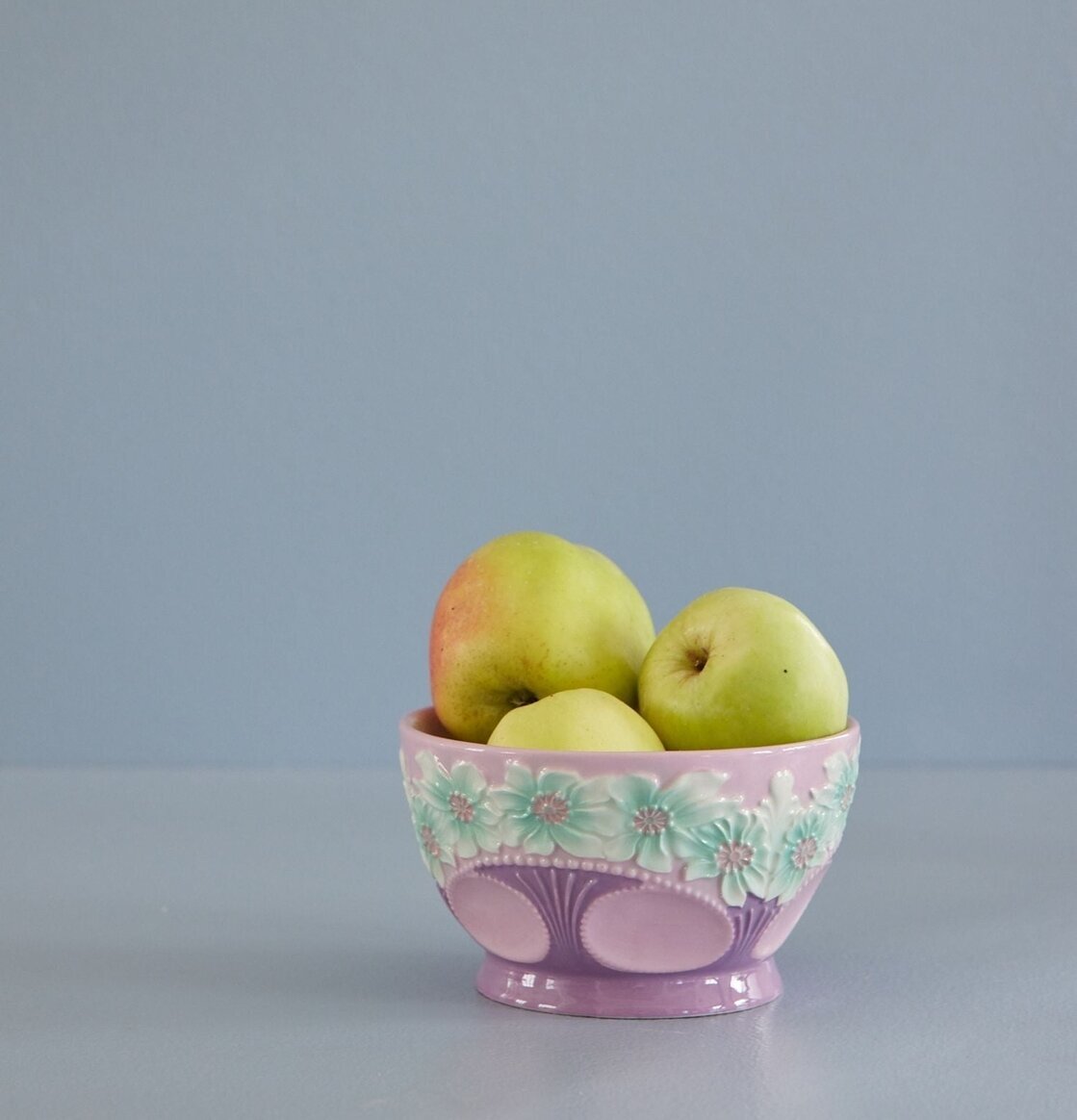 Skål Keramik Lavender Flower Design från Rice med äpplen
