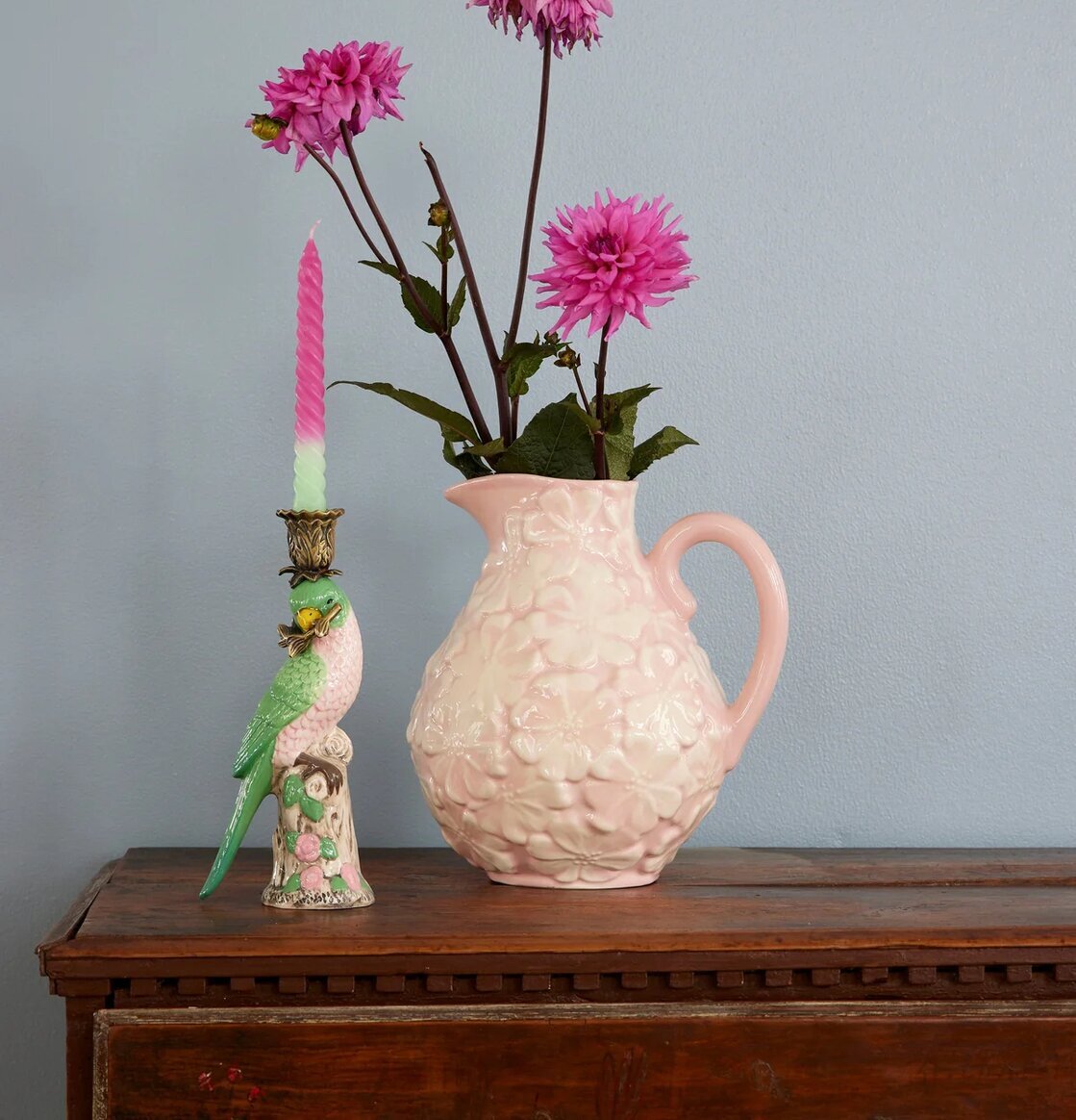 Ljusstake Keramik Fågel Grön från Rice på åldrad träbyrå