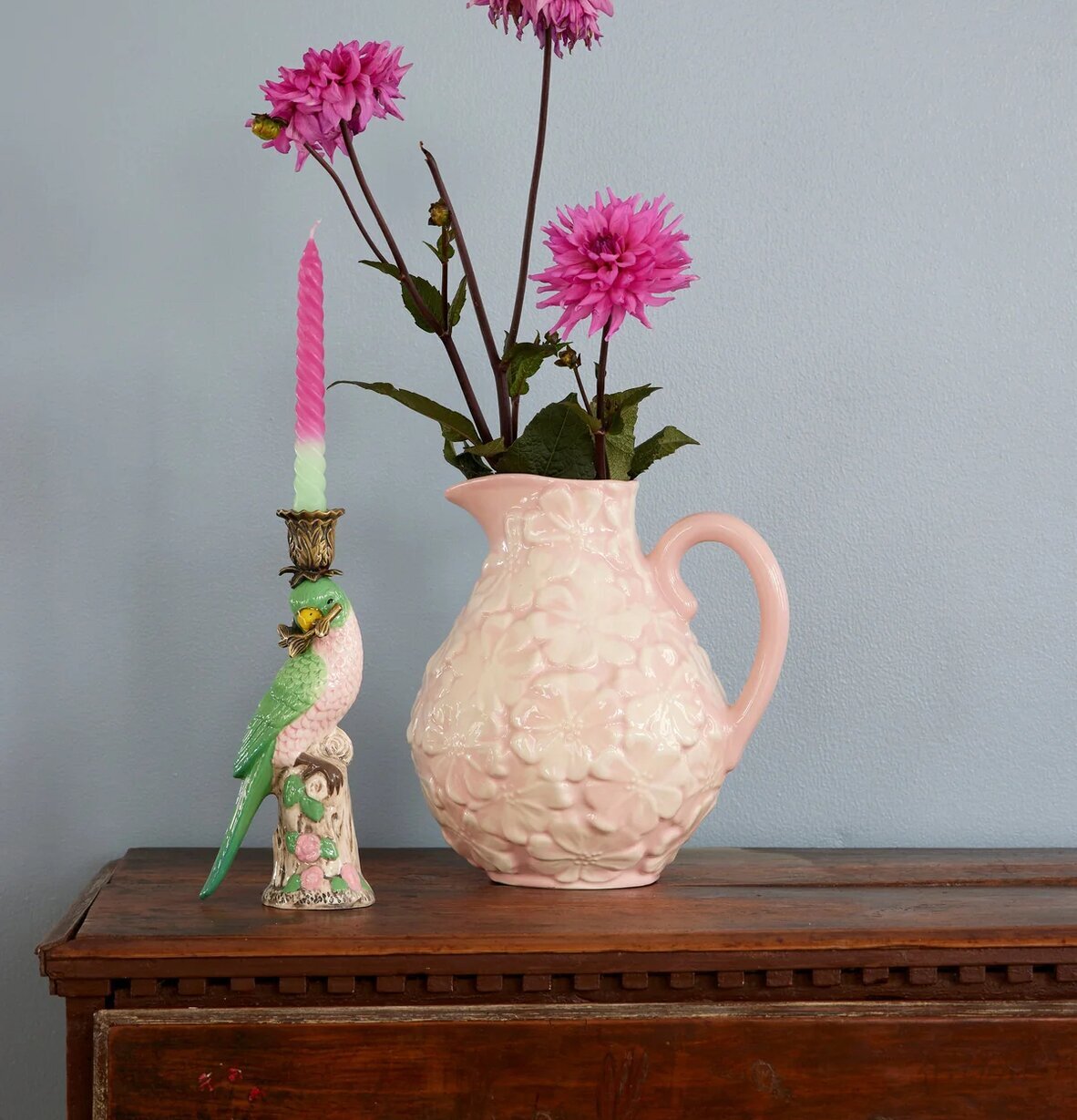 Ljusstake Keramik Fågel Grön från Rice på åldrad träbyrå