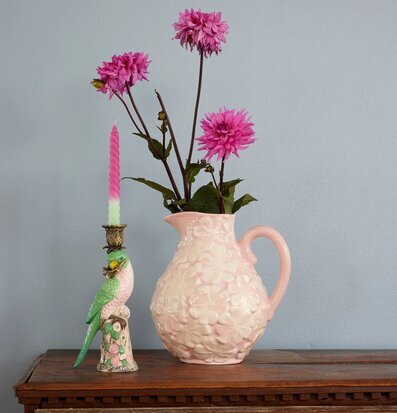 Kanna/Vas Blommor Rosa från Rice på en mörkbrun träbyrå