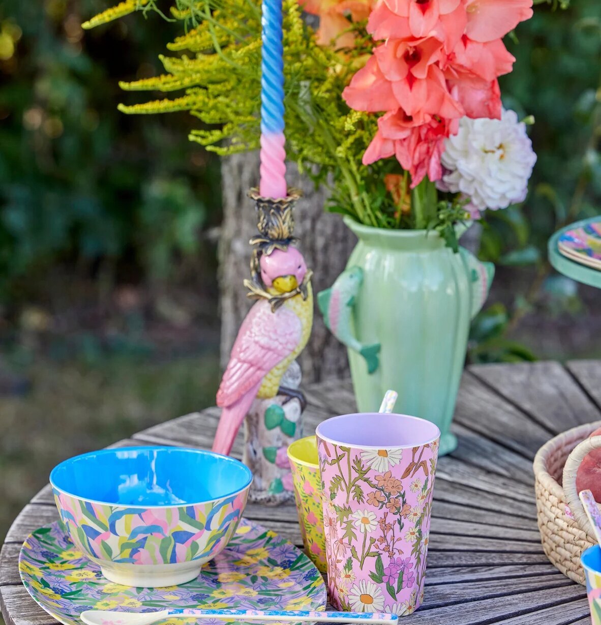 Ljusstake Keramik Fågel Rosa från Rice på träbord utomhus