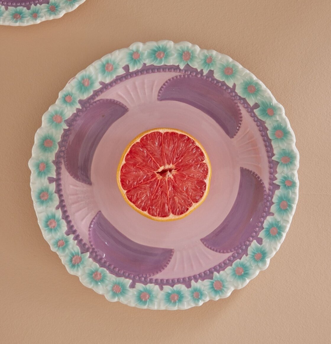 Tallrik Keramik Lavender Flower Design från Rice med grapefrukt