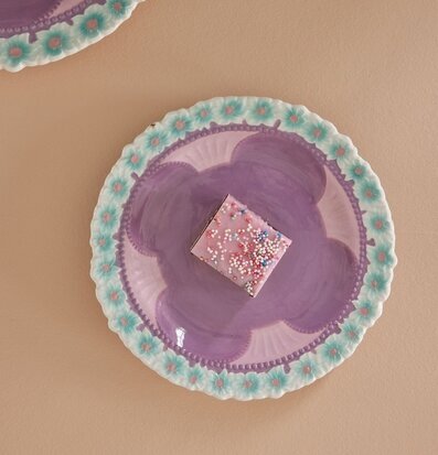 Assiett Keramik Lavender Flower Design från Rice med kaka