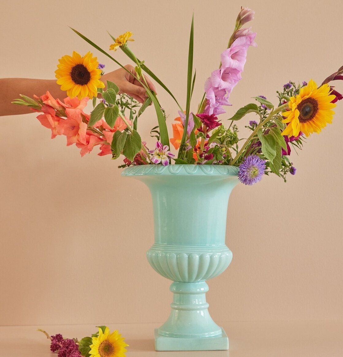 Pokalkruka Large Mint från Rice med blommor i olika färger