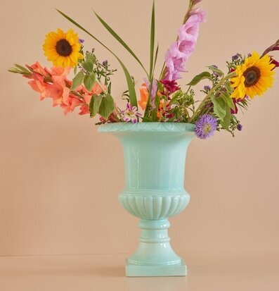 Pokalkruka Large Mint från Rice fylld med färgglada blommor