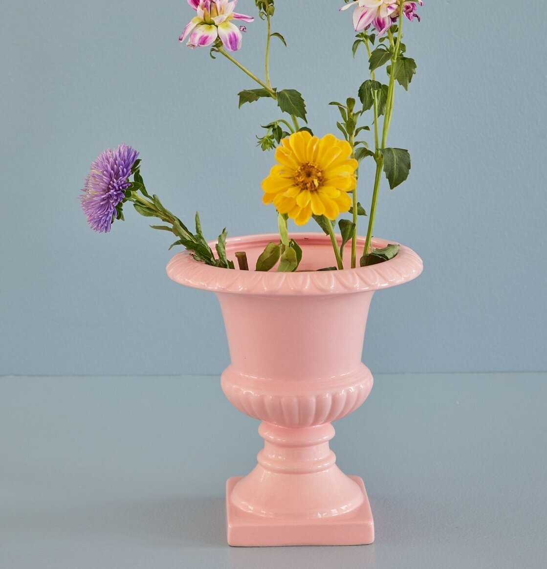 Pokalkruka Small Pink från Rice fylld med färgglada blommor