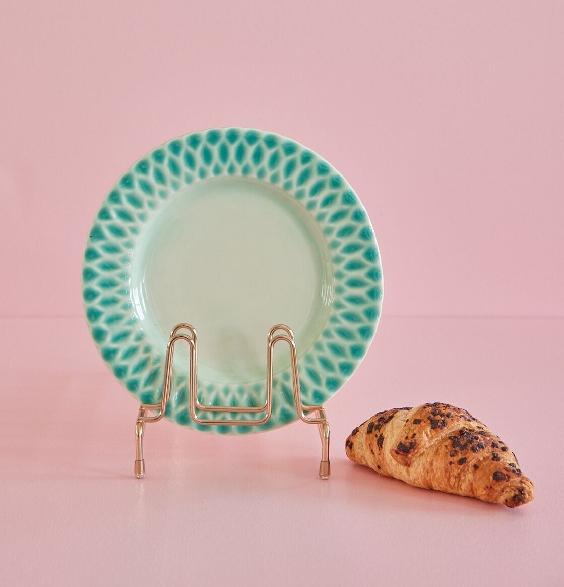 Tallrik Keramik Aqua från Rice på ställning med croissant