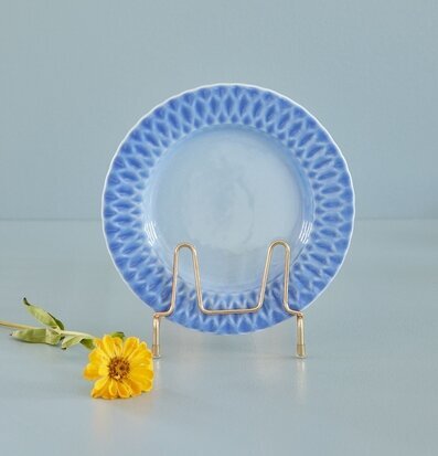 Tallrik Keramik Himmelsblå från Rice på guldmetallställ
