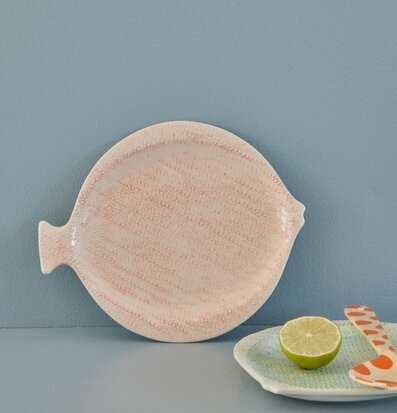 Tallrik Fish Shape Pink från Rice med blå bakgrund
