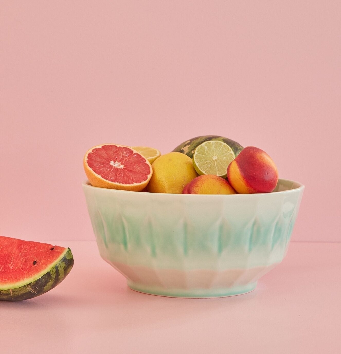 Salladsskål Keramik Aqua från Rice fylld med färsk frukt