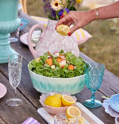 Salladsskål Keramik Aqua från Rice på rustikt träbord