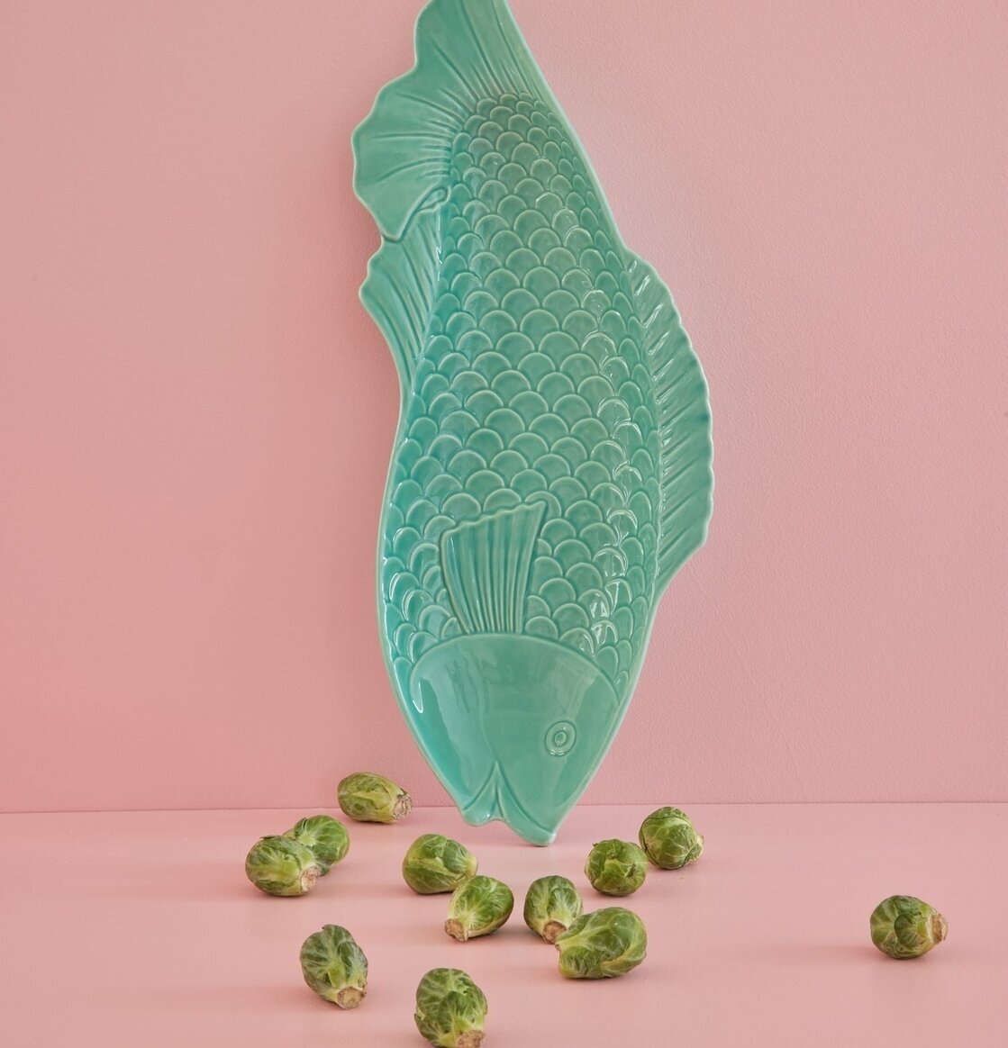 Uppläggningsfat Fisk Aqua från Rice på rosa bakgrund