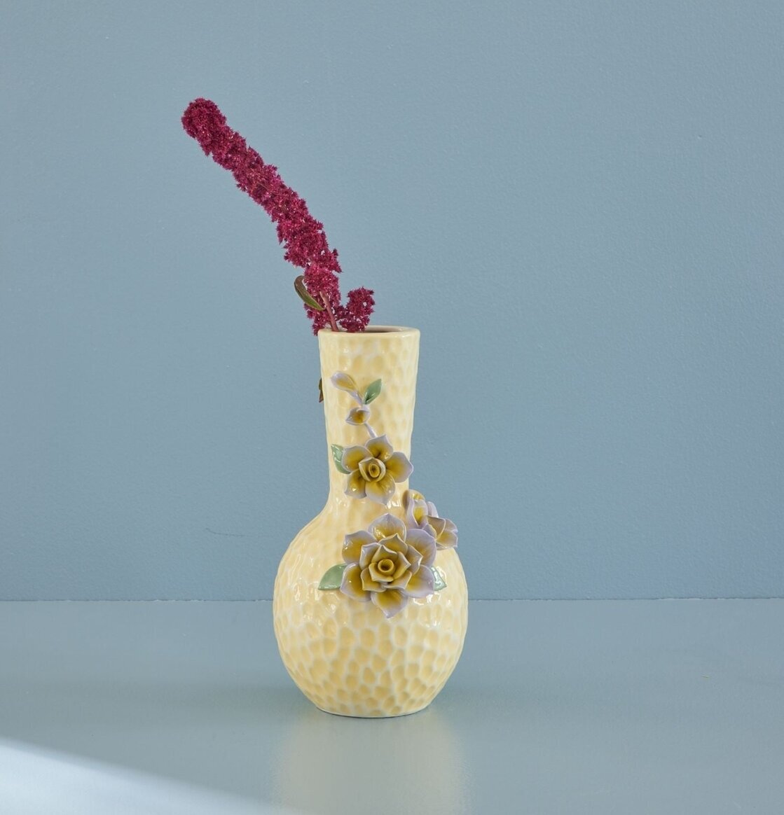 Keramikvas Flower Sculpture Cream från Rice med blommor