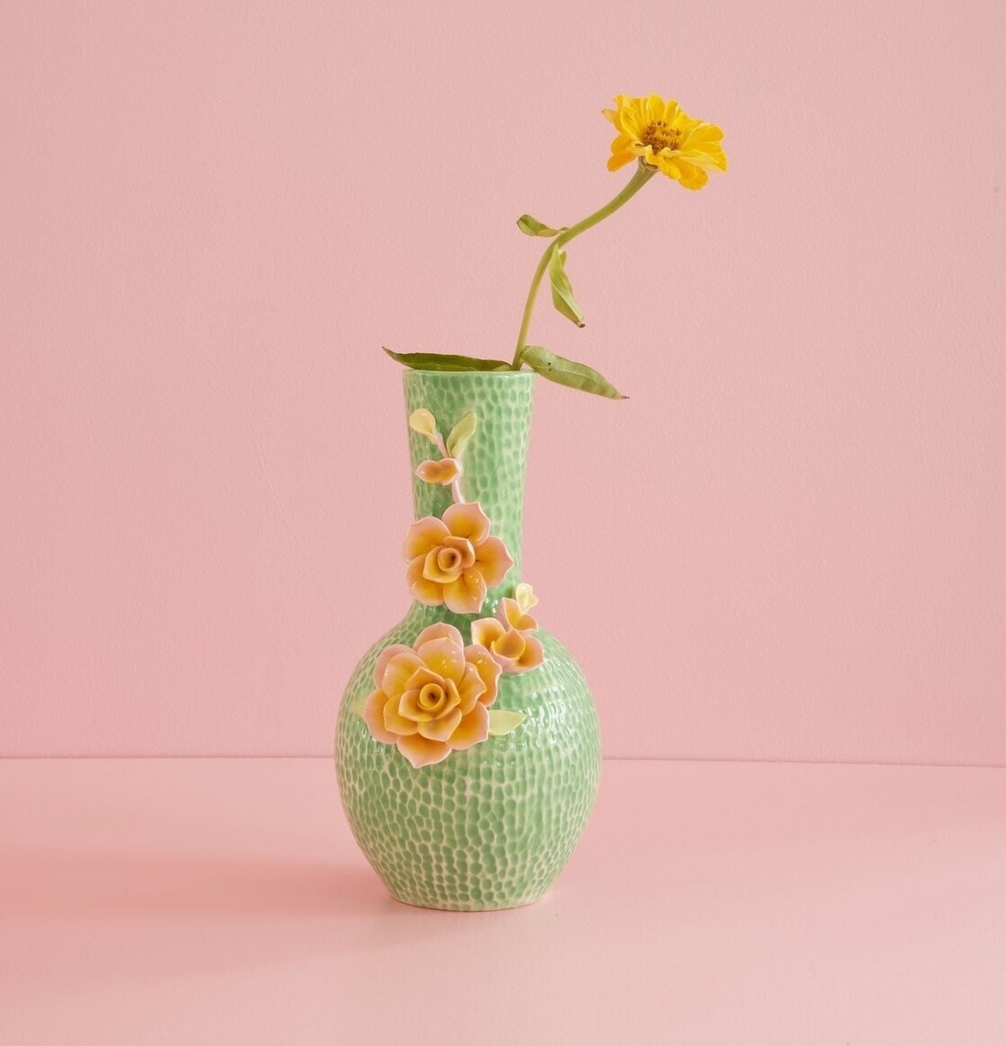 Keramikvas Flower Sculpture Green från Rice med blommor