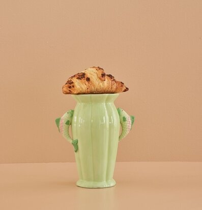 Keramikvas Fish Green från Rice med dekorativa fiskhandtag