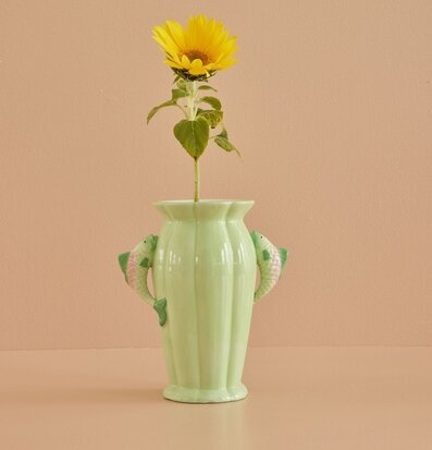 Keramikvas Fish Green från Rice med solros i neutral miljö