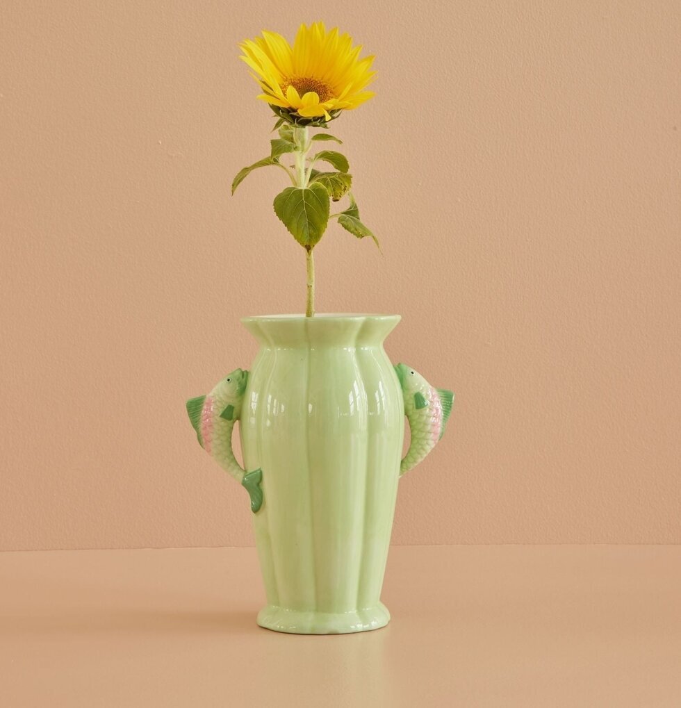 Keramikvas Fish Green från Rice med solros i neutral miljö