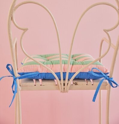 Stolsdyna Striped Print Pink/Green från Rice på en stol