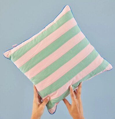 Kudde Striped Print Pink/Green från Rice med randigt mönster