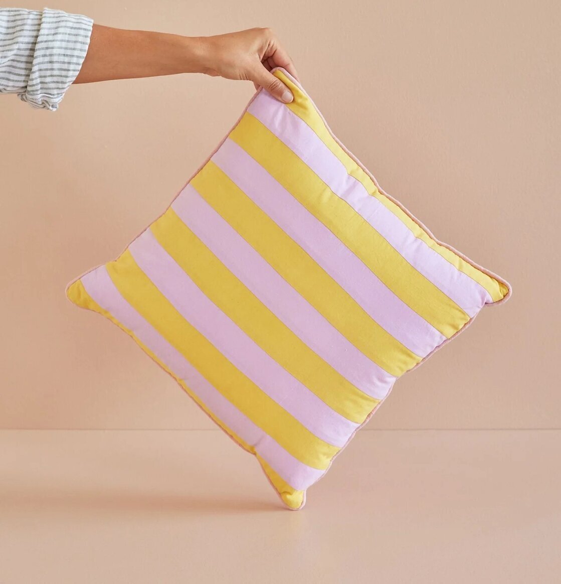 Kudde Striped Print Yellow/Lavender från Rice i hand