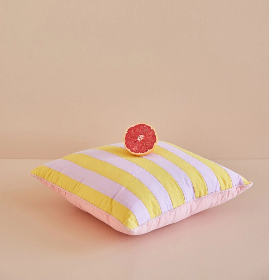 Kudde Striped Print Yellow/Lavender från Rice med grapefrukt