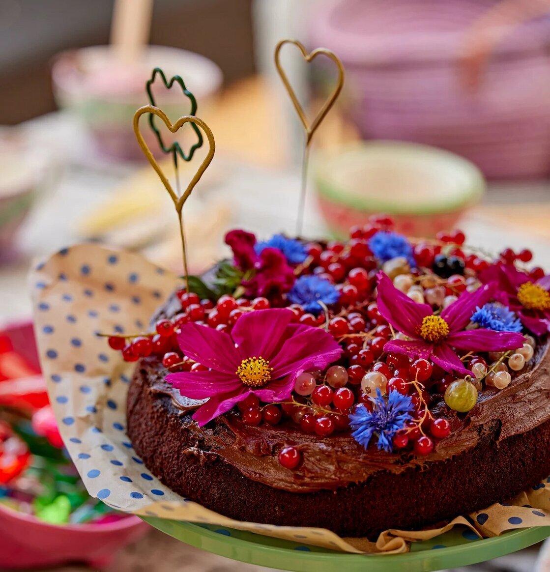 Tomtebloss Klöver Grön från Rice på chokladtårta med blommor