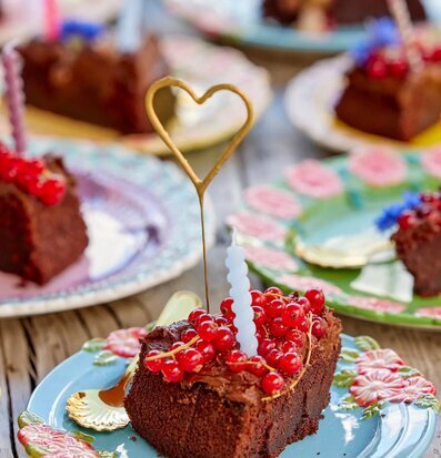 Tomtebloss Hjärta Guld från Rice på chokladtårta med vinbär
