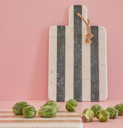 Skärbräda Marmor Green Stripes från Rice i köksmiljö