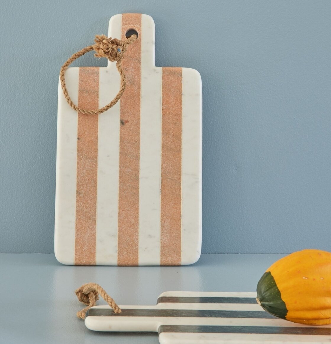 Skärbräda Marmor Stripes från Rice mot ljusblå bakgrund