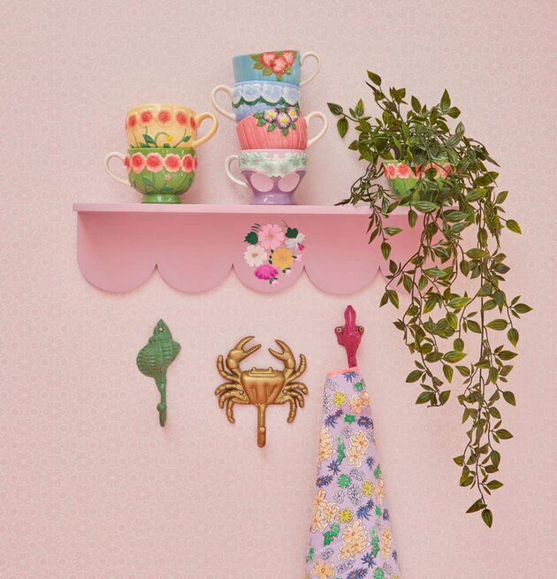 Väggkrok Krabba från Rice på rosa vägg med prickmönster