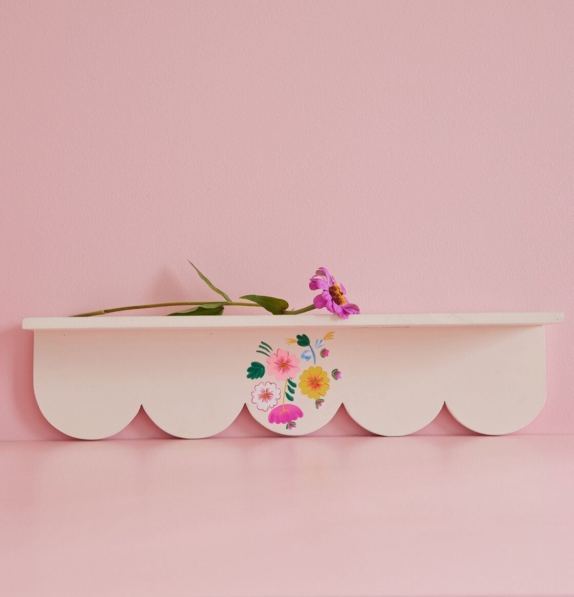 Vägghylla Med Handmålade Blommor Rosa från Rice i trä