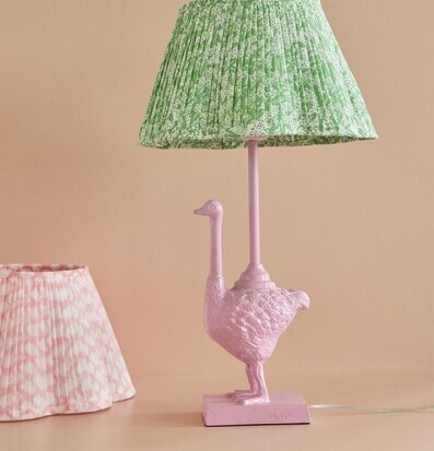 Bordslampa Struts Rosa från Rice med rosa strutsbas