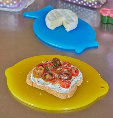 Skärbräda Fisk från Rice i blått och gult på köksbänk