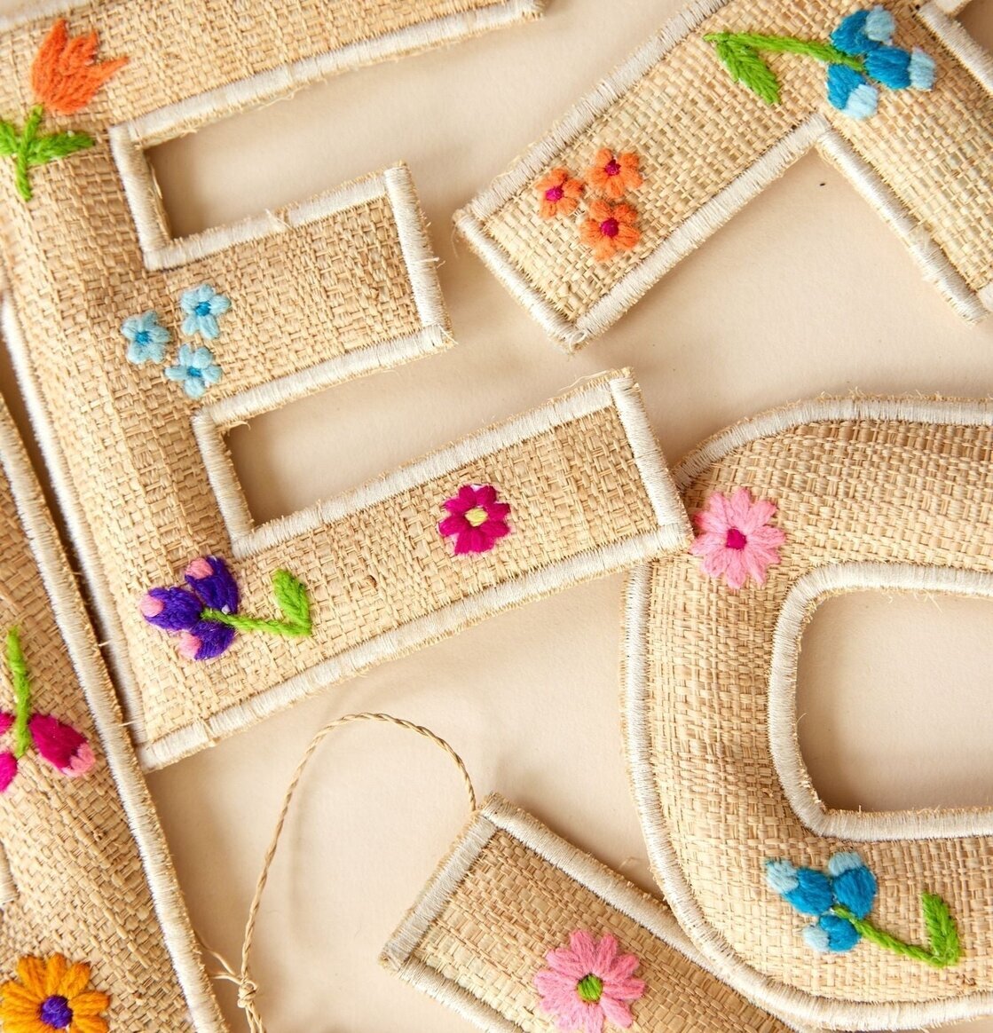 Girlang - Let's Have Fun från Rice med broderade blommor