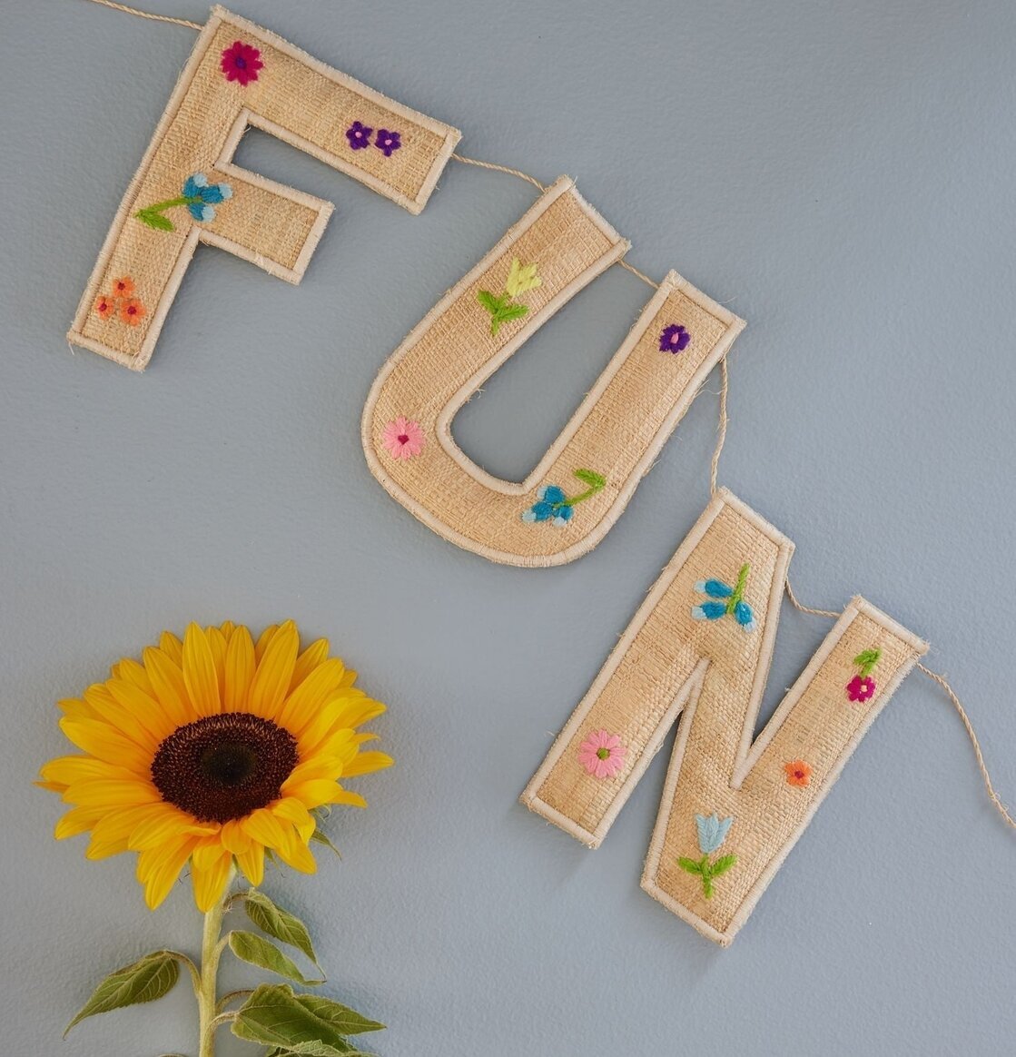 Girlang - Let's Have Fun från Rice med färgglada broderier